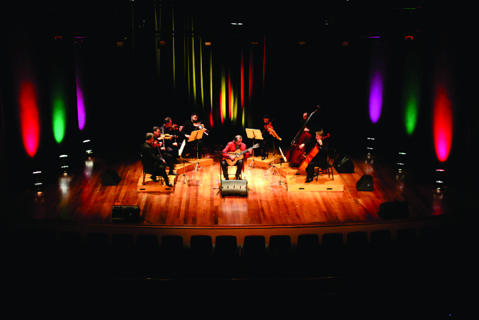 Lucio Yanel com músicos em cima de palco