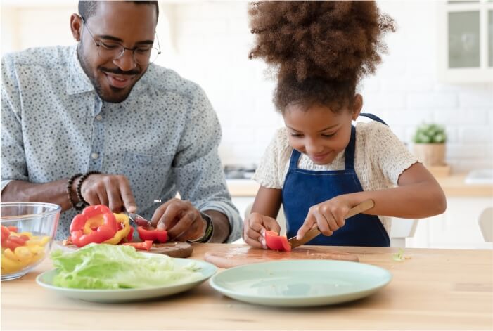 Pai e filha cozinhando