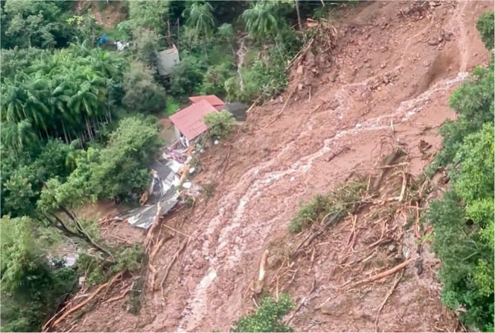 Deslizamento de terra causado pela enchente no RS