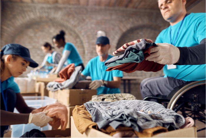 Pessoas organizando roupas para doação