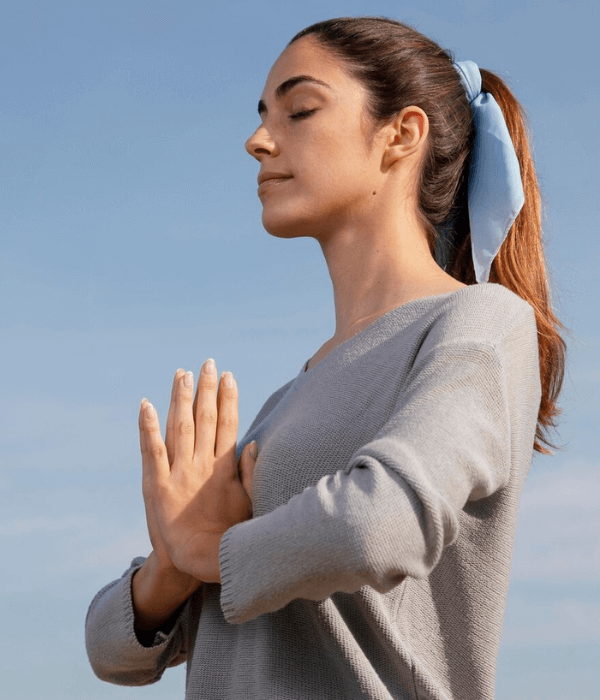 Mulher meditando