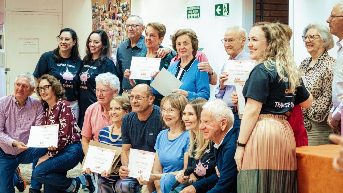 Professoras e idosos tirando foto