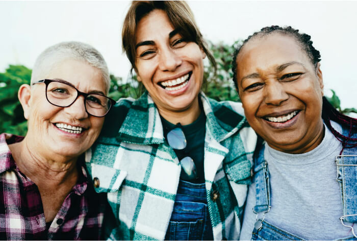 Mulheres abraçadas e sorrindo