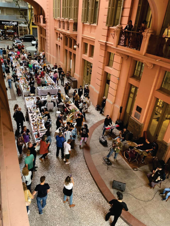 Mercado público com várias pessoas e bancas