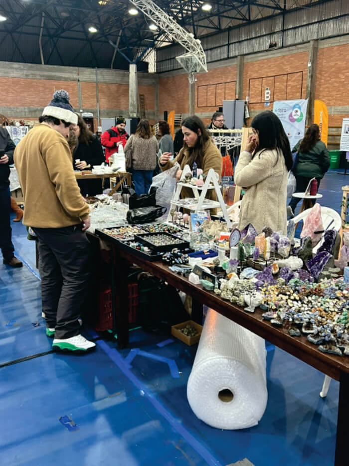 Pessoas olhando produtos expostos em feira