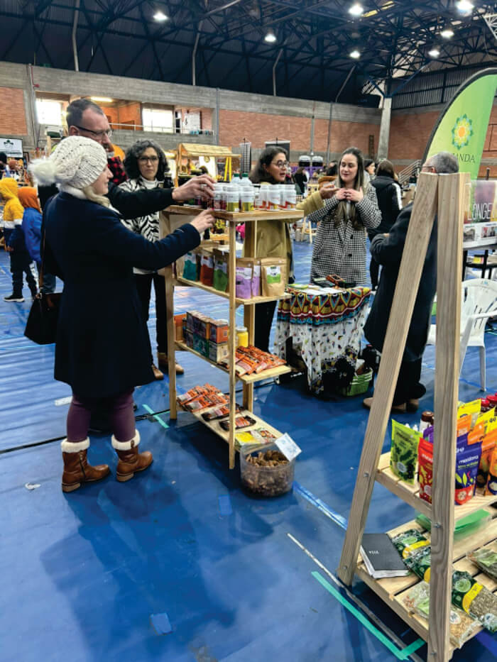 Pessoas olhando produtos expostos em feira