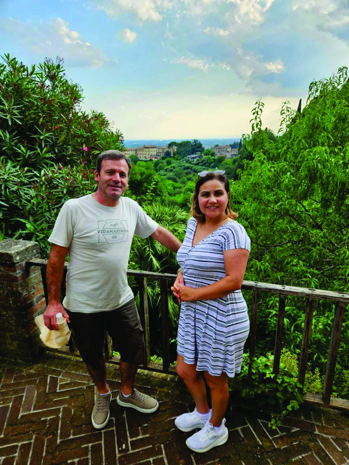 Homem e mulher em frente à paisagem verde