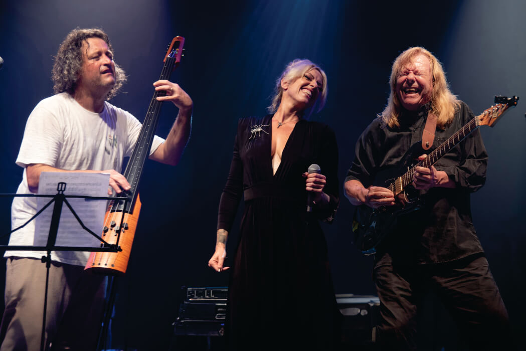 Dois homens e uma mulher em palco