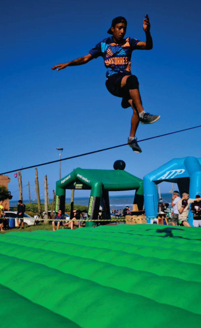 Homem praticando slackline