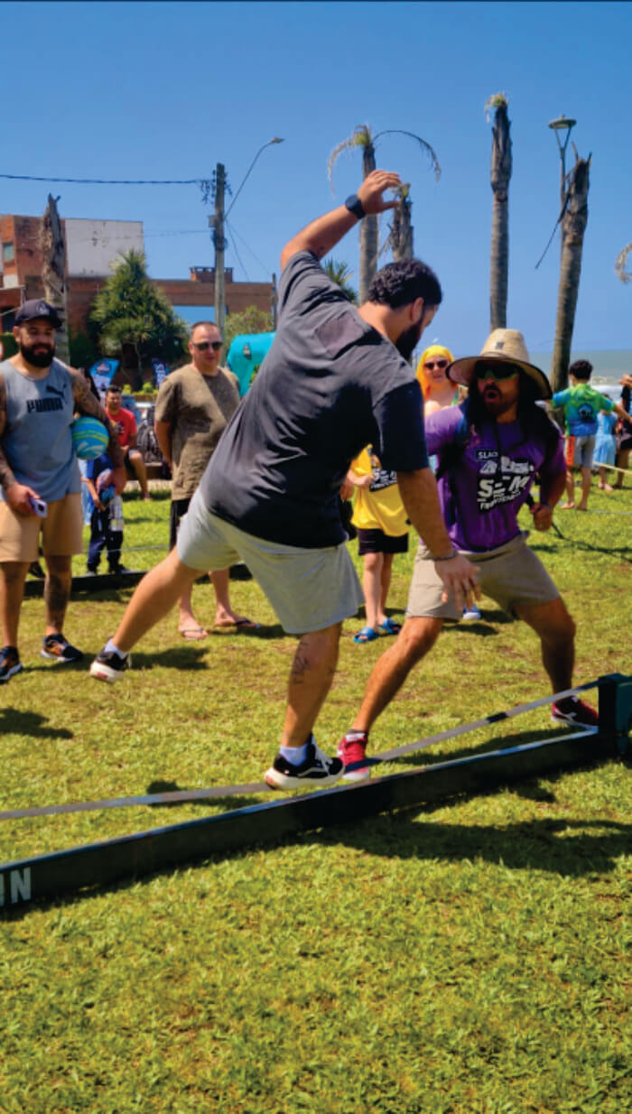 Homem praticando slackline