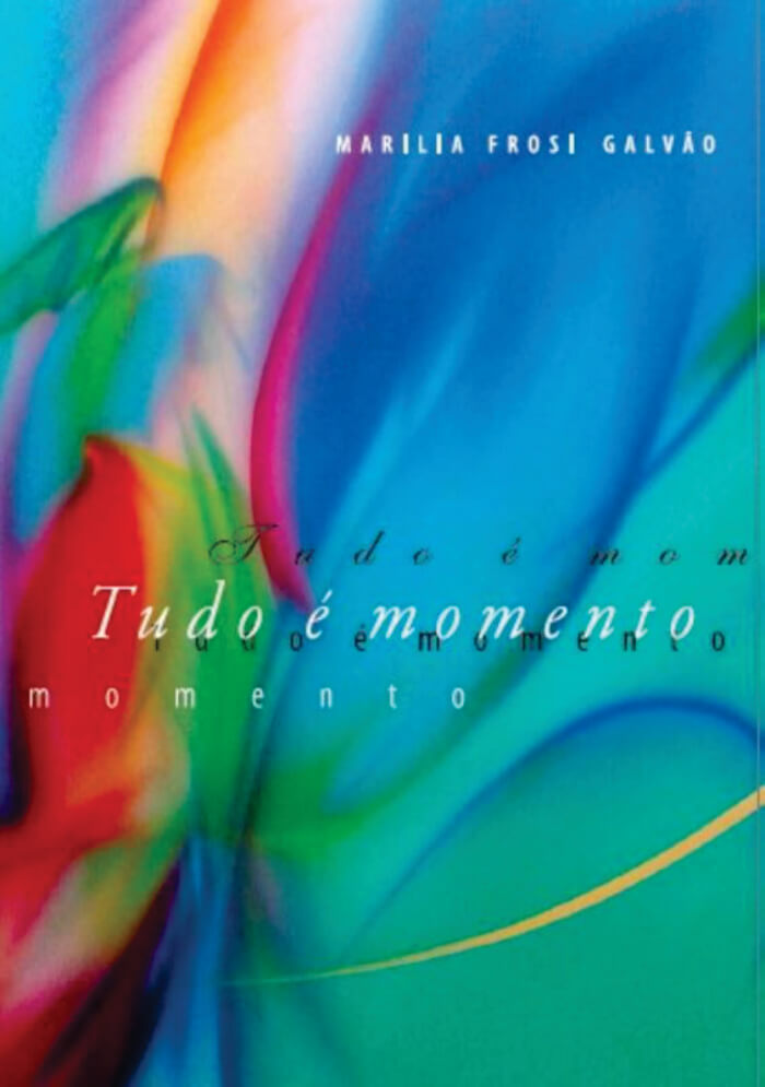 Livro "Tudo é momento" com capa colorida