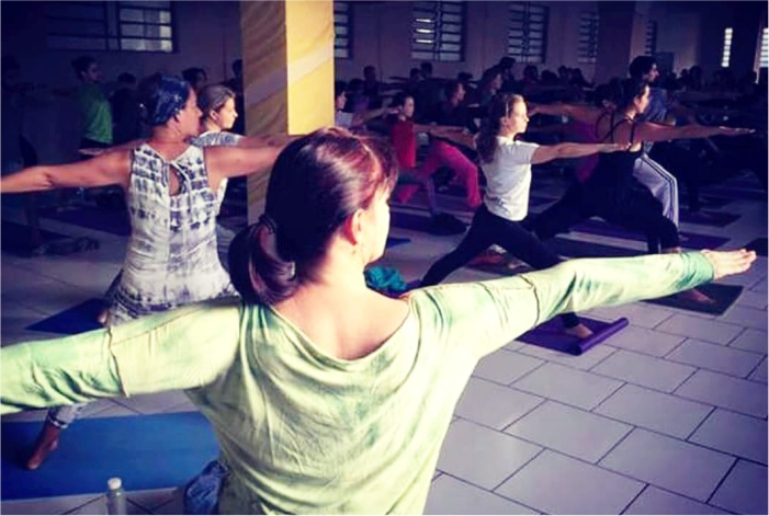 Pessoas praticando Yoga